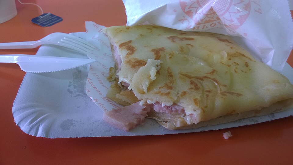 Блины на блюде, сложенные стопкой